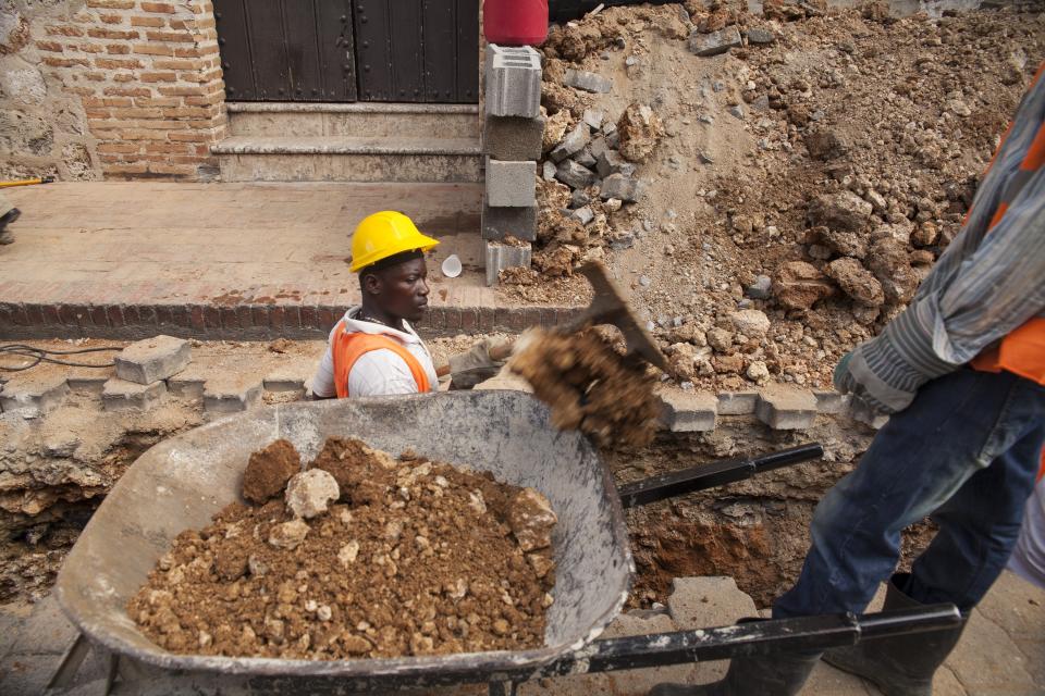 En esta imagen, tomada el 5 de abril de 2017, operarios cavan una zanja en la calle Las Mercedes como parte de las renovaciones en la zona colonial de Santo Domingo, República Dominicana. La ciudad colonial más antigua de América se ha volcado a reparar calles y renovar las fachadas de sus construcciones antiguas. El plan de Santo Domingo es rejuvenecer su cara y atraer a varios de los cientos de miles de turistas que prefieren pasar su tiempo en la playa que en las calles de la capital dominicana. (AP Foto/Tatiana Fernández)