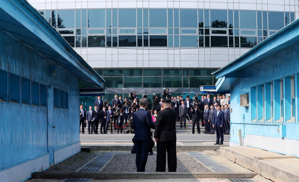 <p>South Korean President Moon Jae-in and North Korean leader Kim Jong Un face the media at the truce village of Panmunjom inside the demilitarized zone separating the two Koreas, South Korea, April 27, 2018. (Photo: Korea Summit Press Pool/Pool via Reuters/Reuters) </p>