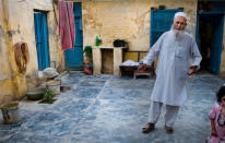 Un año después, el barro y el lodo se han retirado de la casa de este profesor de ciencias de 55 años. Aquellas inundaciones de 2010 fueron el peor desastre natural que ha vivido Pakistán desde 1947. Cientos de miles de personas quedaron sin hogar y hubo cuatro millones de desplazados. Las tareas de reconstrucción duraron meses. (Daniel Berehulak/Getty Images)