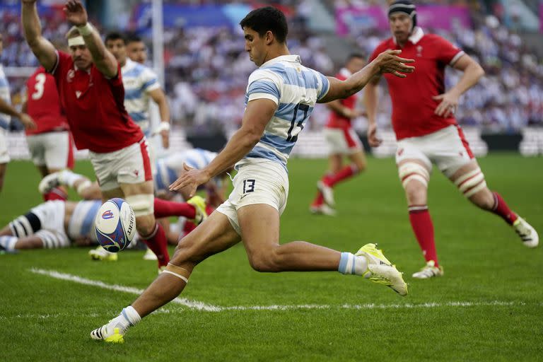 Lucio Cinti realiza un kick antes de que llegue la cobertura galesa; con pocas presencias en el seleccionado, el joven centro es una apuesta de Cheika en el Mundial.