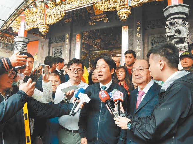 準副總統賴清德（右三）到新竹城隍廟參香祈福，並呼籲對岸應讓台灣加入世衛組織。（邱立雅攝）