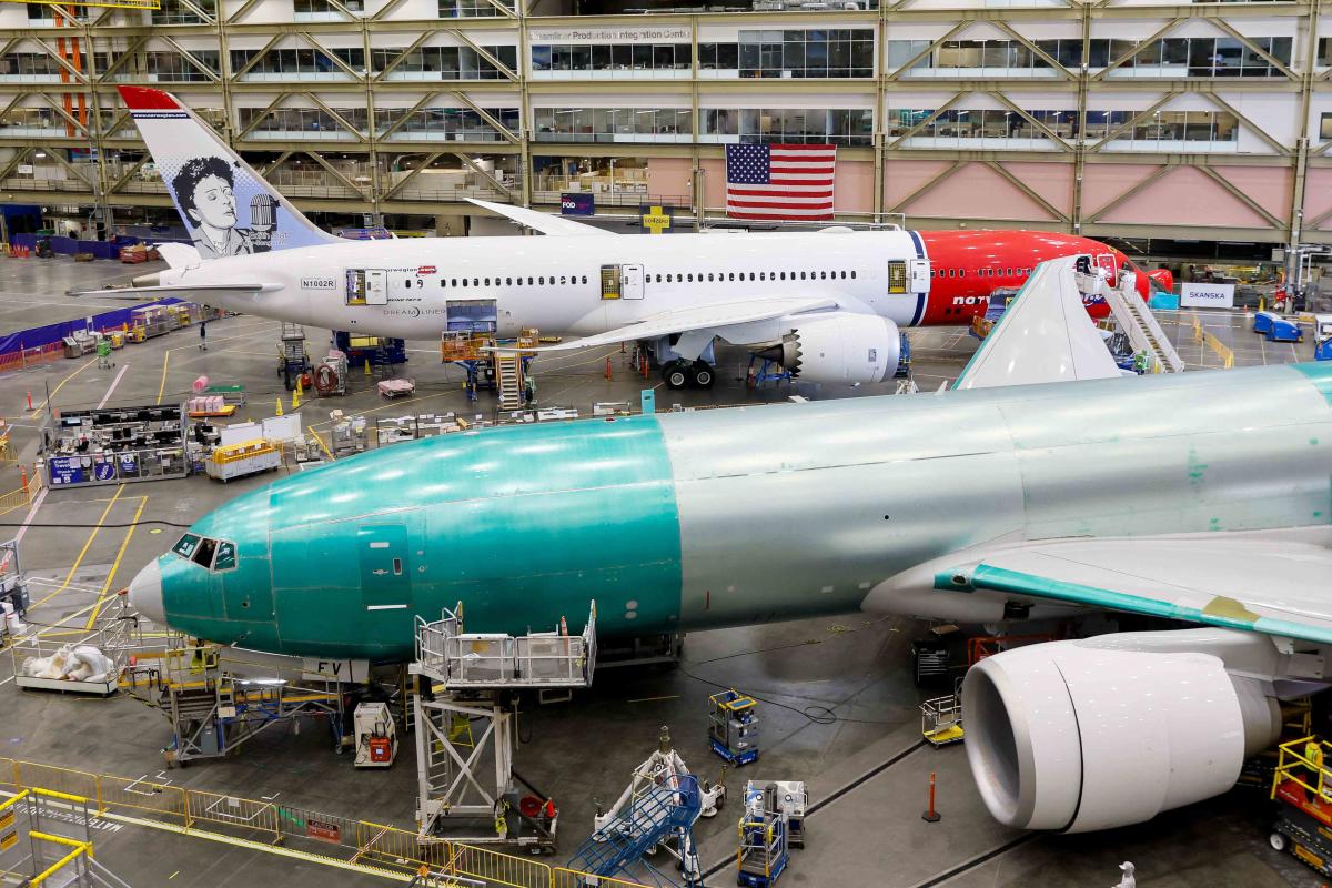 Boeing shares rise after announcing an agreement with the union and avoiding a possible strike