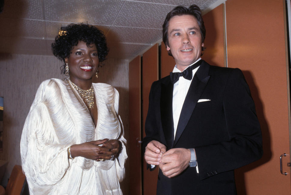 <p>La chanteuse Gloria Gaynor avec Alain Delon le 4 mai 1983 à Paris, France. (Photo by Jean-Jacques BERNIER/Gamma-Rapho via Getty Images)</p>
