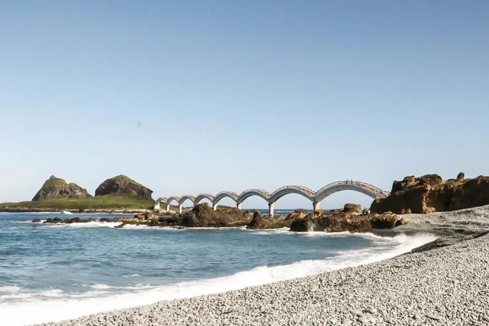 Sanxiantai Dragon Bridge. (Photo: Klook SG)