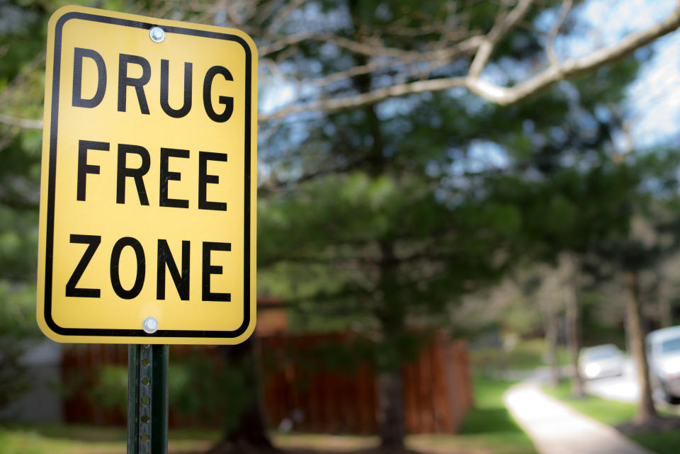 A drug free zone street sign in a quiet neighborhood.