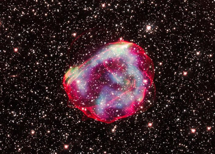 Supernova-Überrest einer glänzenden rosa Blase vor einem Hintergrund von Sternen