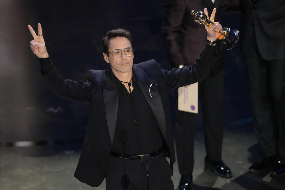 Robert Downey Jr. recibe el premio a mejor actor de reparto por "Oppenheimer" en los Oscar el domingo 10 de marzo de 2024, en el Teatro Dolby en Los Ángeles. (Foto AP/Chris Pizzello)
