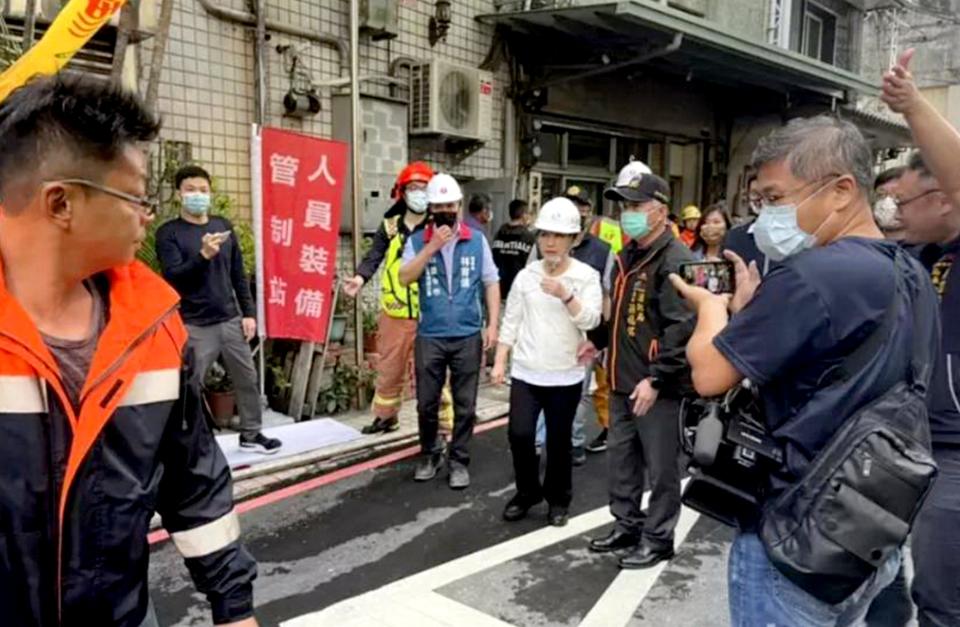 台中市中區台灣大道巷弄一棟二樓老宅昨日倒塌，三名工人受困，市長盧秀燕傍晚到現場了解搶救情形。（記者陳金龍攝）