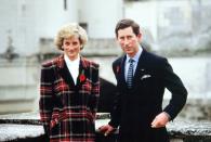 Dans l’ouvrage <em>Diana : A True Story</em>, l’écrivain Andrew Morton dévoile les transcriptions d’une rencontre tendue entre Lady Diana et Camilla Parker-Bowles. Après avoir découvert sa liaison avec son époux, Diana interpelle Camilla lors d’une fête d’anniversaire mondaine. "<em>Je sais exactement ce qu’il se passe… Et je veux que mon mari revienne</em>", lui aurait-elle lancé dans un coin reculé d’une pièce où elles se trouvent alors seule à seule. "<em>Camilla, je sais ce qu’il se passe entre vous et Charles, et je veux que vous le sachiez</em>", aurait-elle ajouté, ce à quoi Camilla Parker-Bowles aurait répondu : "<em>Oh, nous ne nous cachons pas, ce n'est pas un secret</em>". Avant de continuer : "<em>Vous avez tout ce que vous avez toujours voulu. Vous avez tous les hommes du monde à vos pieds, et vous avez deux enfants magnifiques. Que voulez-vous de plus ?"</em>. Lady Diana aurait ensuite mis un terme à la conversation en déclarant : "<em>Je veux mon mari. Ne me prenez pas pour une imbécile</em>". <em>(Photo by Georges De Keerle/Getty Images)</em>