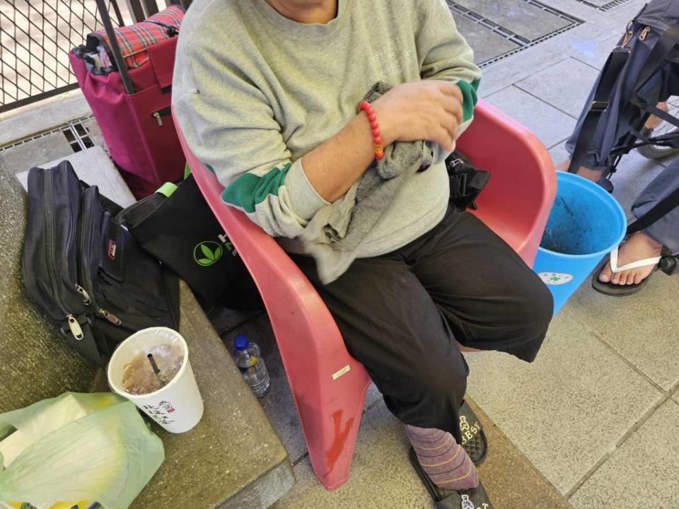 66歲女街友小麗(化名)自甘淪當街友。(游定剛拍攝)