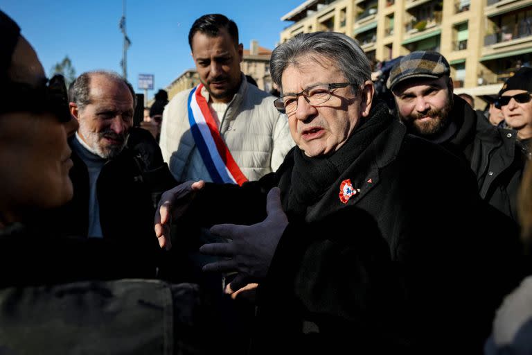 El líder del partido de izquierdas francés La France Insoumise (LFI), Jean-Luc Melenchon, habla con la prensa mientras llega con el diputado de LFI Sebastien Delogu al puerto viejo de Marsella el 31 de enero de 2023 al comienzo de una manifestación como parte de una jornada nacional de huelgas y concentraciones por segunda vez en un mes para protestar contra una reforma prevista para retrasar la edad de jubilación de 62 a 64