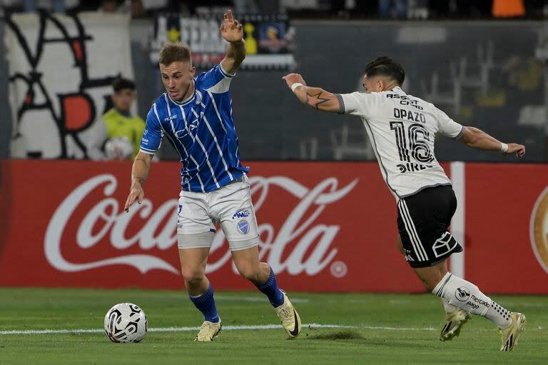 Juan Bautista Cejas engancha ante la marca de Óscar Dopazo; el atacante hizo lucir en dos oportunidades en la misma jugada al arquero Brayan Cortés en el primer tiempo