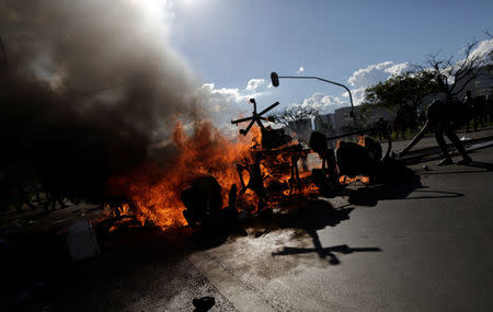 Demonstrators set up a burning barricade during a protest against President Michel Temer and the latest corruption scandal to hit the country in Brasilia, Brazil, May 24, 2017. REUTERS/Ueslei Marcelino