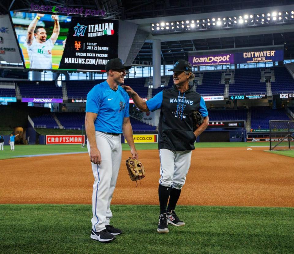 Jacob Berry habla con el manager de los Marlins Don Mattingly antes del partido entre los Marlins y los Rangers de Texas, el 21 de julio de 2022 en Miami.