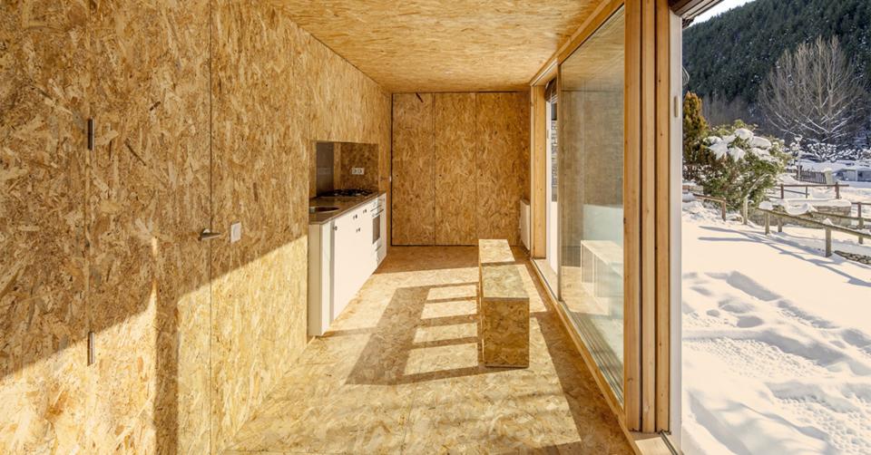 Ágora Arquitectura ha instalado una de estas casas prefabricadas en una zona arbolada junto a un río en medio del Pirineo catalán. (Foto: <a href="http://www.agoraarquitectura.com/" rel="nofollow noopener" target="_blank" data-ylk="slk:Ágora Arquitectura;elm:context_link;itc:0;sec:content-canvas" class="link ">Ágora Arquitectura</a>).