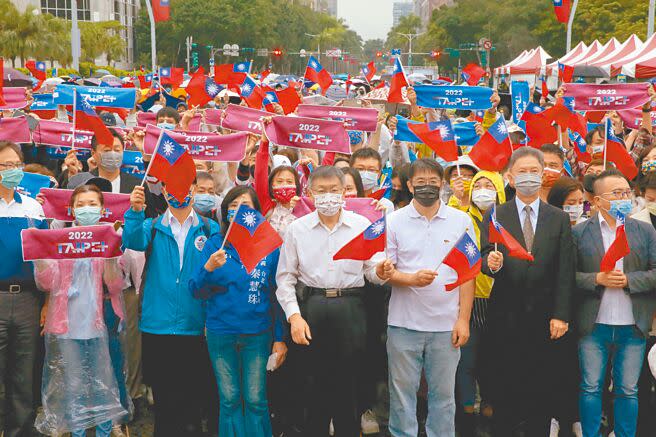 台北市長柯文哲（中）10日出席台北市國慶升旗暨慶祝典禮，針對蔡英文總統以「四個堅持」、「四大韌性」發表談話，柯市長表示，避戰是目標，但台灣還沒做好戰爭的準備。（陳君瑋攝）