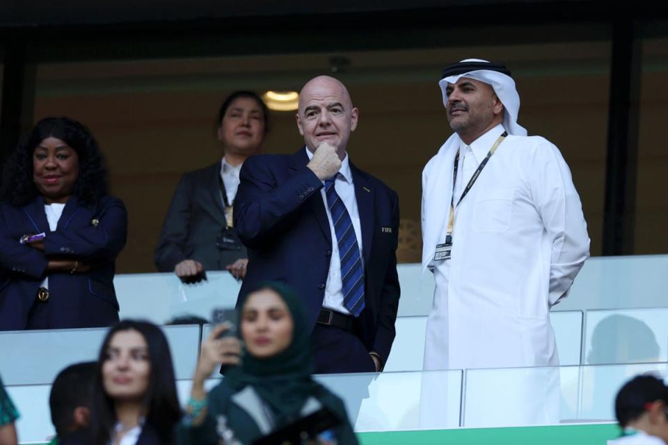 Gianni Infantino, presidente de la FIFA, es visto antes del partido entre Polonia y Arabia Saudita (Getty)