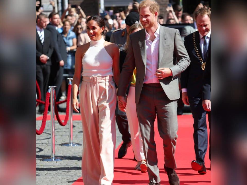 Herzogin Meghan und Prinz Harry auf dem roten Teppich in Düsseldorf. (Bild: imago/i Images)
