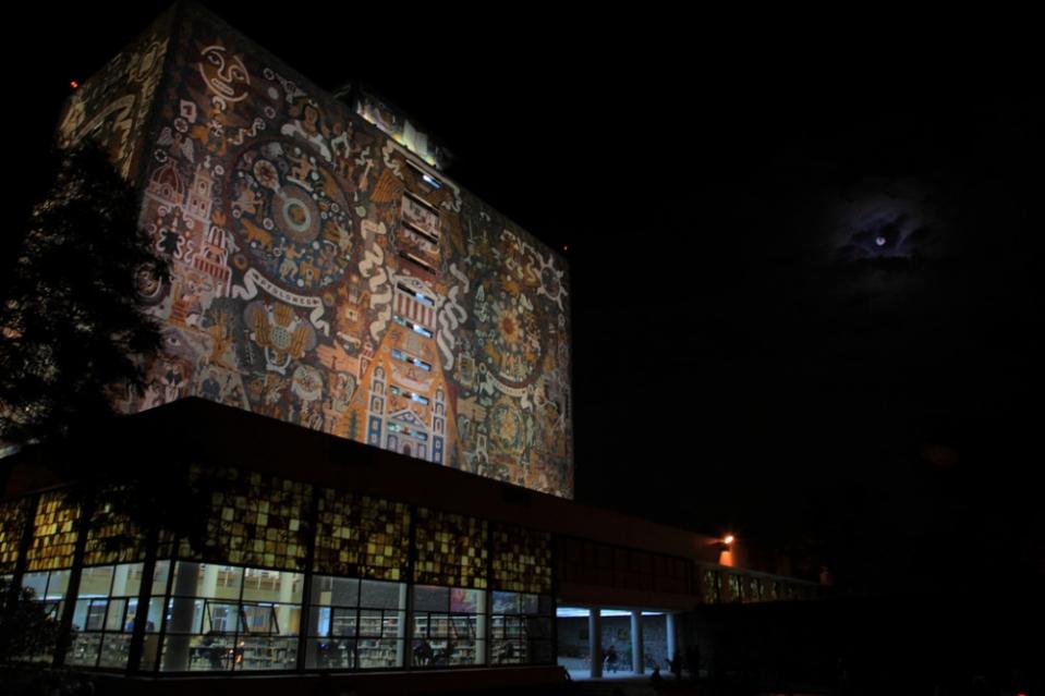 本就華麗的中央圖書館在夜裡更散發魔幻的神奇魅力。圖片來源：Esparta Palma/ Flickr