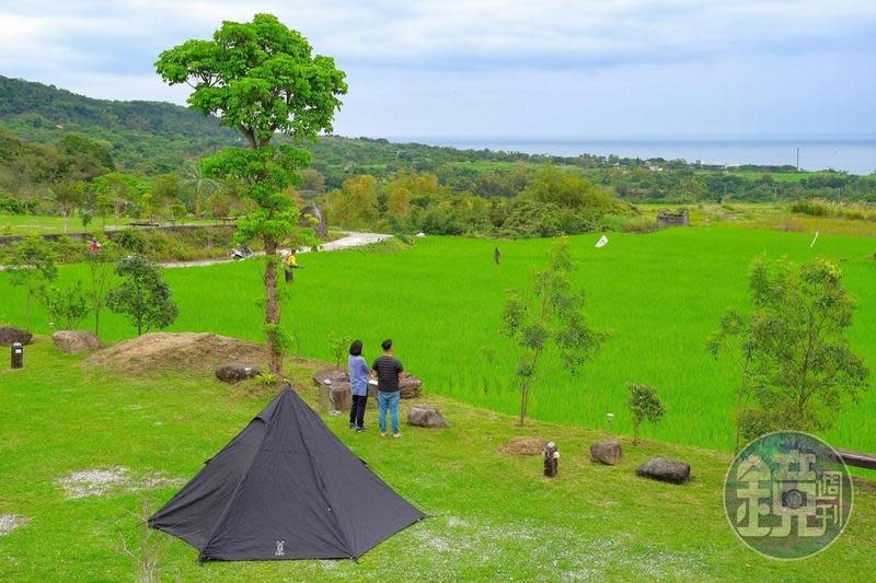 「真柄禾多露營區」放眼望去是綠色稻田和藍色大海。