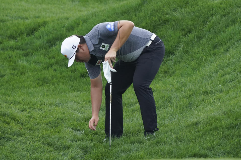 Sungjae Im, of South Korea, looks for his ball on the 9th green during the first round of play in the Players Championship golf tournamnet Thursday, March 10, 2022, in Ponte Vedra Beach, Fla. (AP Photo/Lynne Sladky)