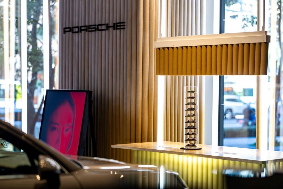 Porsche NOW 全新型態概念店旨於營造一個溫馨卻奢華的銷售空間，讓每一位貴賓能夠深度體會保時捷品牌的獨特魅力。