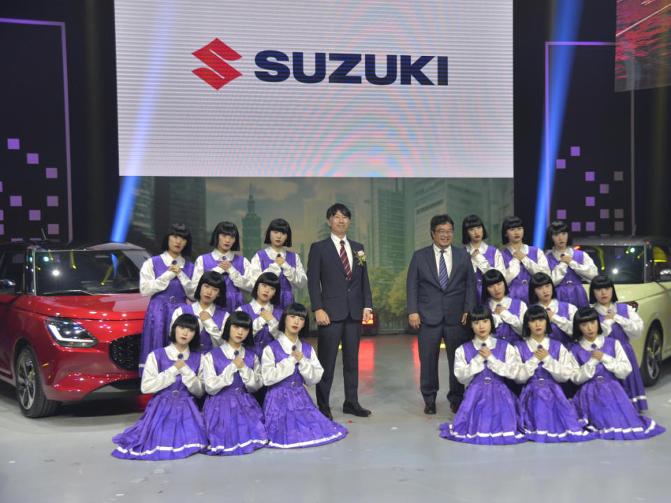 Suzuki ALL NEW SWIFT上市，金鈴汽車董事長長谷川靖（圖左黑衣）。