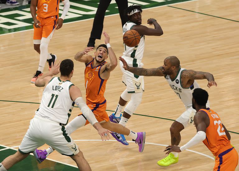 Devin Booker, de Phoenix, y Brook López, Jrue Holiday y PJ Tucker, de Milwaukee, serán protagonistas del quinto encuentro de la final de la NBA, esta noche.