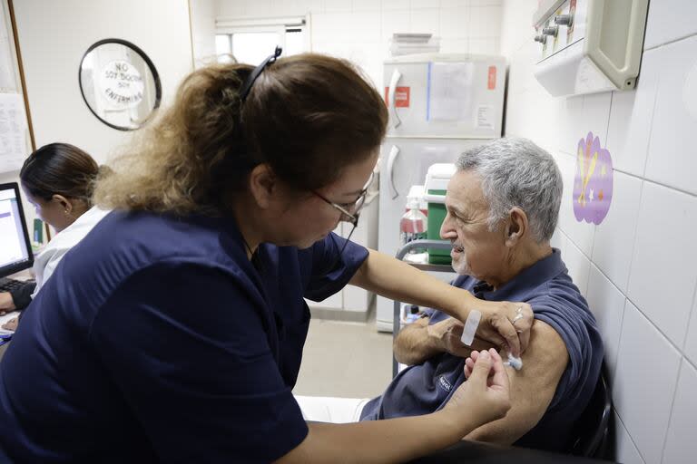 La vacunación antigripal, que se debe administrar todos los años, tiene probada eficacia y efectividad en la reducción de casos graves