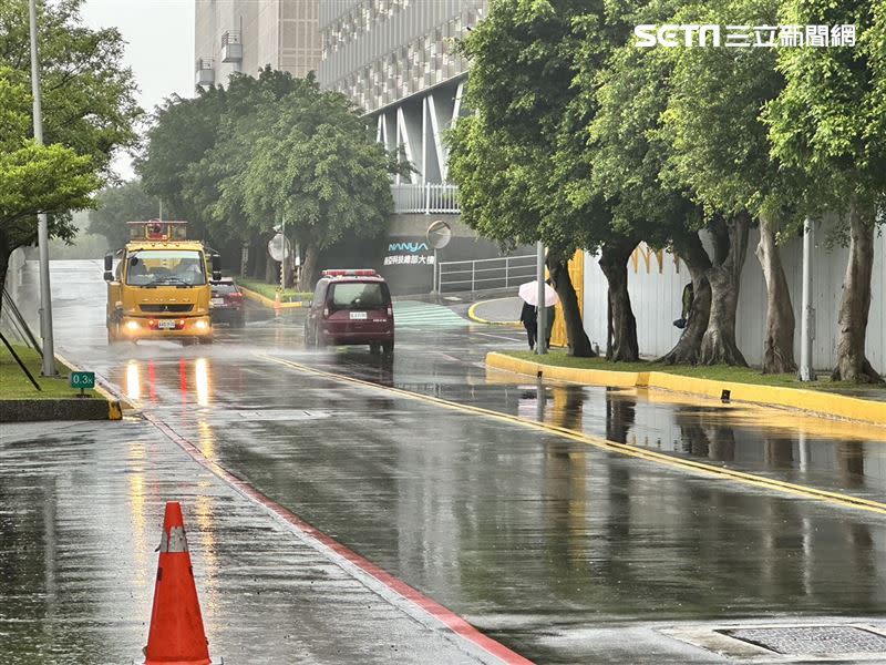 部分消防廢水溢流到路面，環保局已緊急派出洗街車協助清理，以維護行車安全（圖／翻攝畫面）