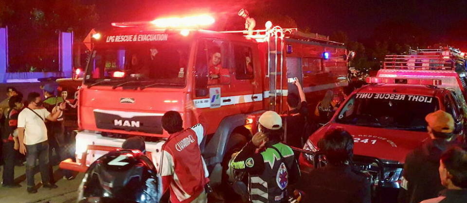 Au moins 14 personnes sont mortes&nbsp;et des dizaines de personnes ont été blessées vendredi à DJakarta dans un vaste incendie qui s'est déclaré dans un dépôt de carburant.  - Credit:AZWAR IPANK / AFP