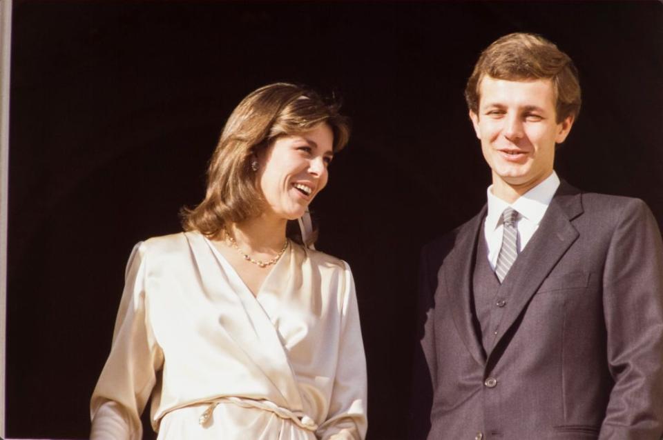 <p>Carolina y Stefano en el balcón de Palacio, tras su boda civil, en diciembre de 1983.</p>