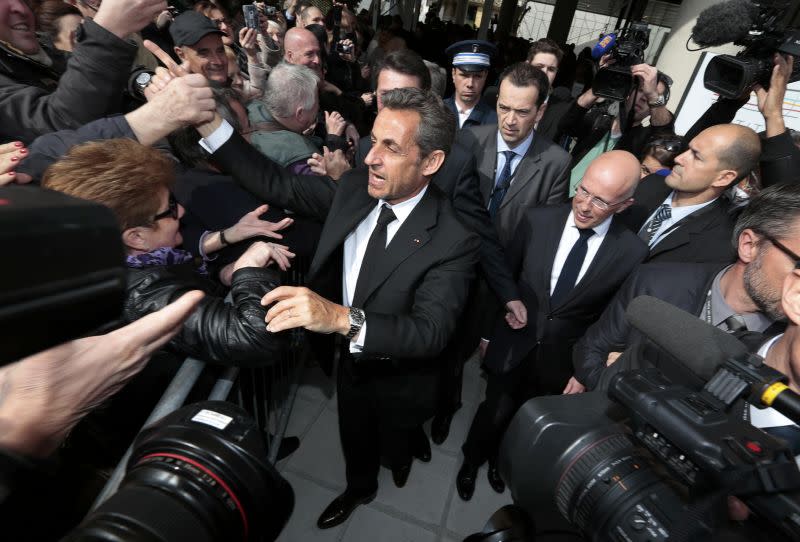 Nicolas Sarkozy à Nice après l'inauguration de l'Institut Claude Pompidou, un centre dédié à la maladie d'Alzheimer. Les avocats français dénoncent lundi une atteinte aux droits de la défense et demandent une clarification aux pouvoirs publics après les révélations sur le placement sur écoute de Nicolas Sarkozy et de son avocat Thierry Herzog par la justice. Le conseil national des barreaux a condamné un "détournement des procédures" et le bâtonnier de Paris a annoncé qu'il allait saisir le président de la République à ce sujet. /Photo prise le 10 mars 2014/REUTERS/Eric Gaillard