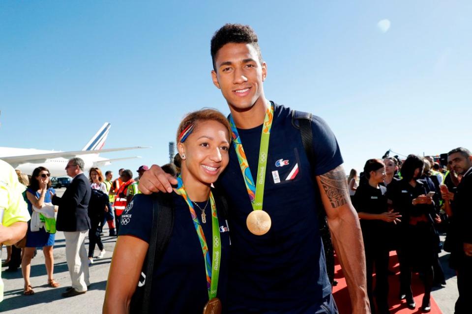 <em>"C'est une superbe émotion"</em>, décrivait Tony Yoka à l'époque, alors qu'Estelle Mossely s'exclamait : <em>"Je suis tellement heureuse. Je souhaite à tout le monde de vivre ce que je vis en ce moment. C'est magique. Il est champion olympique, on est champions olympiques ! J'ai crié, crié..."</em>. Pendant ces Olympiades, Tony Yoka est devenu le premier champion olympique français des super-lourds alors qu'Estelle Mossely est devenue la première championne olympique française en boxe. Un couple en or ! (crédit Getty)