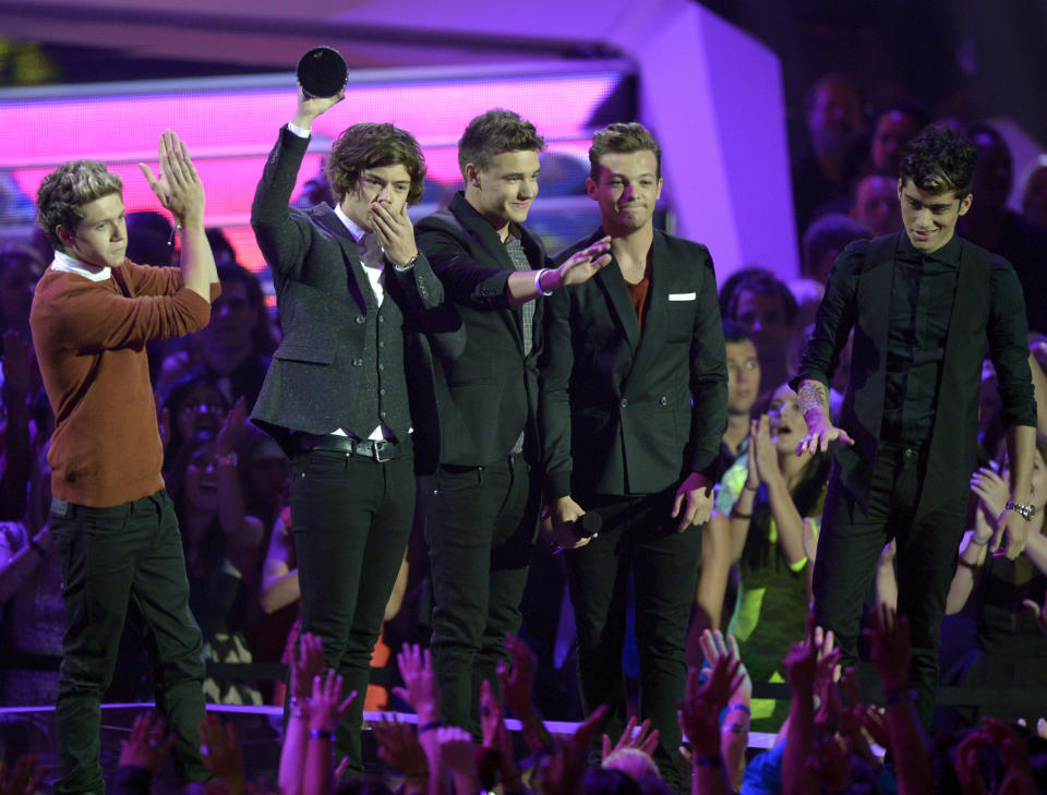 From left, Niall Horan, Harry Styles, Liam Payne, Louis Tomlinson and Zayn Malik, of musical group One Direction, accept the best new artist award at the MTV Video Music Awards on Thursday, Sept. 6, 2012, in Los Angeles. (Photo by Mark J. Terrill/Invision/AP)