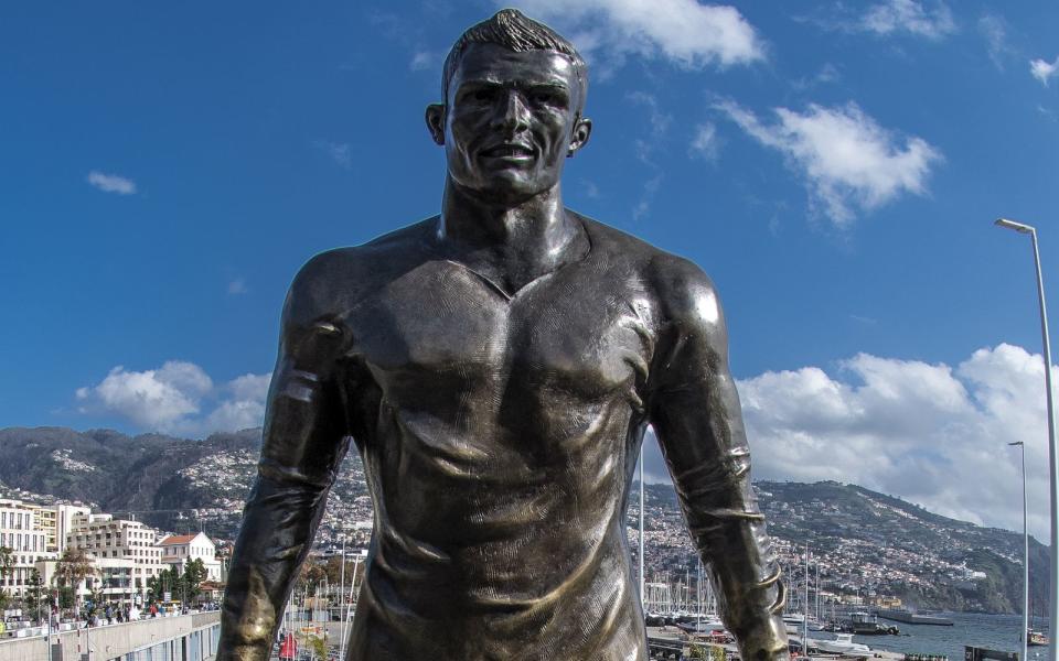 <p>Über diese Statue wunderte sich die Welt: In Madeira, der Heimat von Fußball-Superstar Cristiano Ronaldo wurde dieses Abbild aufgestellt - das vor allem durch das überdeutlich modellierte Geschlecht auffiel. (Bild: Octavio Passos/Getty Images)</p>