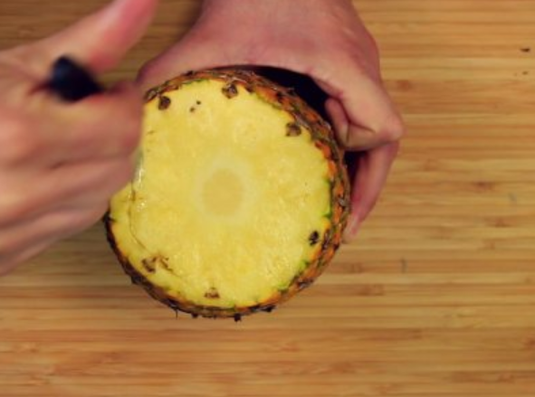 Segundo paso. Con un cuchillo, marca un círculo en la pulpa de la piña. Deja 2 centímetros entre la cáscara y el tajo, así evitas que se rompa la fruta al cortarla. Foto: Kiwilimon.com