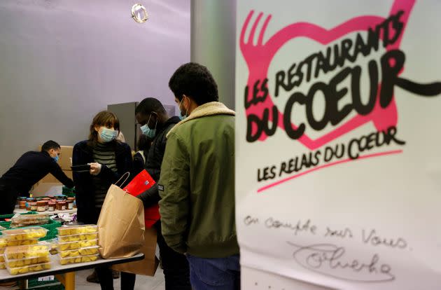 Après la démission de leurs bénévoles, les Restos du cœur de Fréjus vont rouvrir mardi (Photo d'une distribtion de nourriture par les Restos du Cœur en février 2021 par REUTERS/Sarah Meyssonnier) (Photo: Sarah Meyssonnier via Reuters)