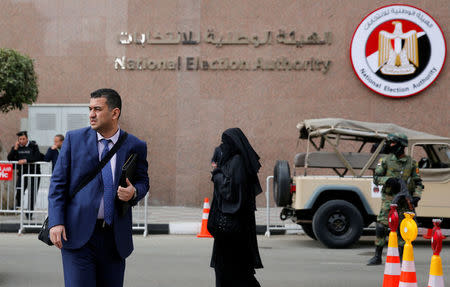 People walk in front of special forces soldier guarding the National Election Authority, which is in charge of supervising the 2018 presidential election in Cairo, Egypt, January 24, 2018. REUTERS/Amr Abdallah Dalsh