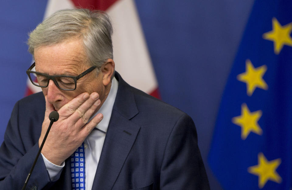 <p>Klare Worte findet auch Jean-Claude Juncker. In einem ersten Statement appellierte der EU-Kommissionspräsident an die europäische Solidarität: „Ein Angriff auf eines der Mitgliedsländer ist ein Angriff auf uns alle“. (Bild: AP Images)</p>