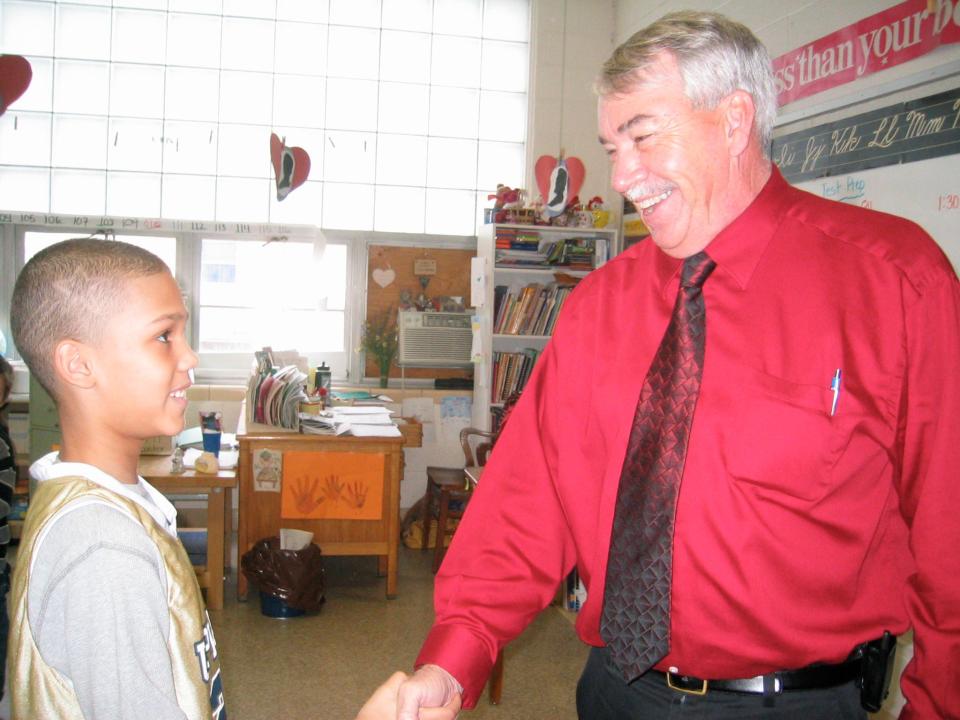 Mayor Dan Ross talks with a Lincoln Elementary third-grader during a Junior Achievement event in March 2008.