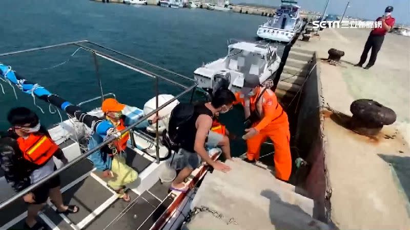 26日中午一艘遊艇擱淺澎湖布袋港海域，岸巡人員緊急協助民眾脫困。