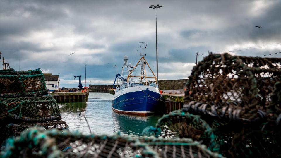 Ein Fischerboot liegt im Hafen von Kilkeel in Nordirland.