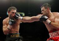 El californiano Robert Guerrero propina un golpe al australiano Michael Katsidis, en la pelea que sostuvieron en la categoría lígera el pasado 98 de abril, en Las Vegas. AP/Isaac Brekken