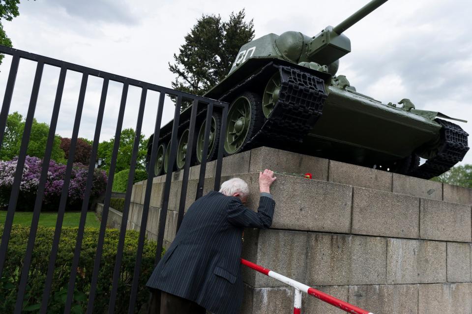 Dushman mourns next to a Soviet tank during a memorial service in Berlin in 2015 - Markus Heine/NurPhoto via Getty Images