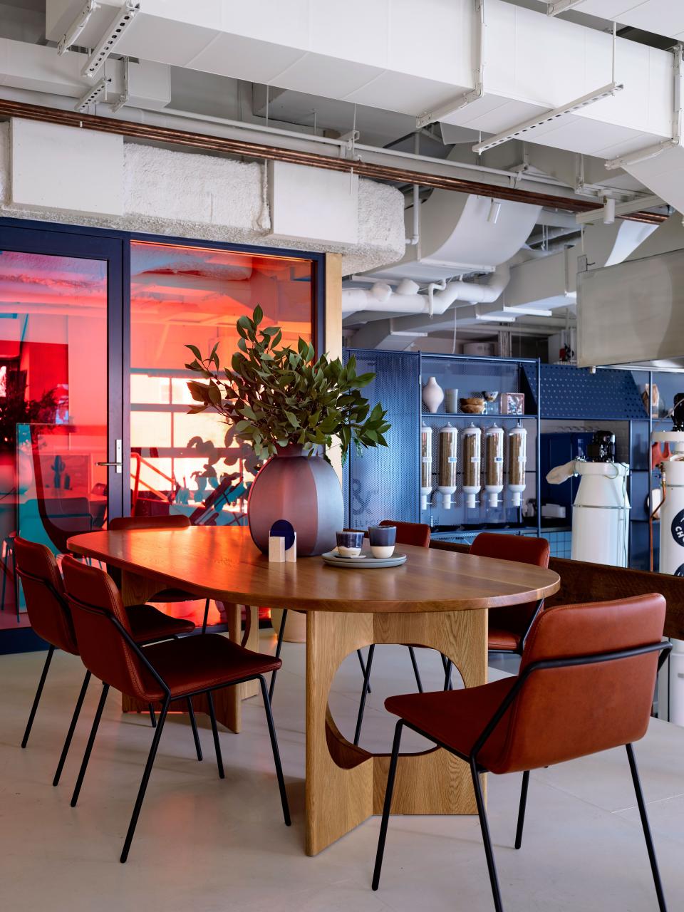 We love how the industrial undertones drive the design of this hybrid space, but the furniture and sculptural objects add a contemporary touch. ⁠