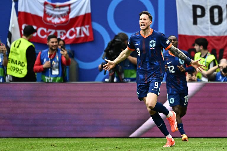 El delantero holandés Wout Weghorst celebra marcar el segundo gol de su equipo durante el partido de fútbol del Grupo D de la UEFA Euro 2024 entre Polonia y Países Bajos en el Volksparkstadion de Hamburgo