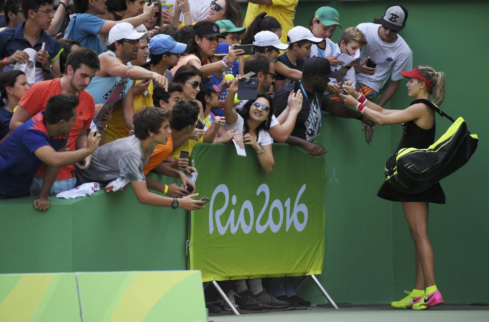 Despite the defeat, Bouchard didn't forget her supporters. (REUTERS/Toby Melville)