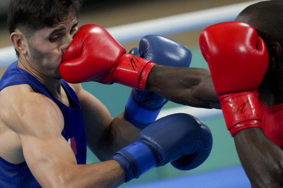 El panameño Eduardo Beckford (derecha) conecta un golpe al mexicano Marco Verde en la pelea de peso mediano del boxeo de los Juegos Panamericanos en Santiago, Chile, el jueves 26 de octubre de 2023. (AP Foto/Dolores Ochoa)