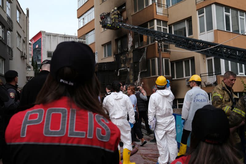 Incendio diurno en un club nocturno en Estambul